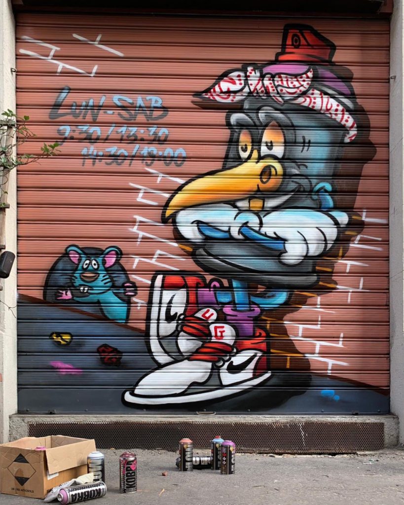 Saracinesca di un negozio decorata con un personaggio in stile streetwear realizzato dall'artista Prosa Bang
