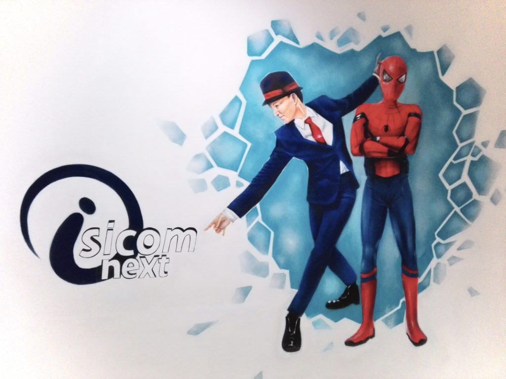 Murales con Spider-Man e una figura in giacca su sfondo blu