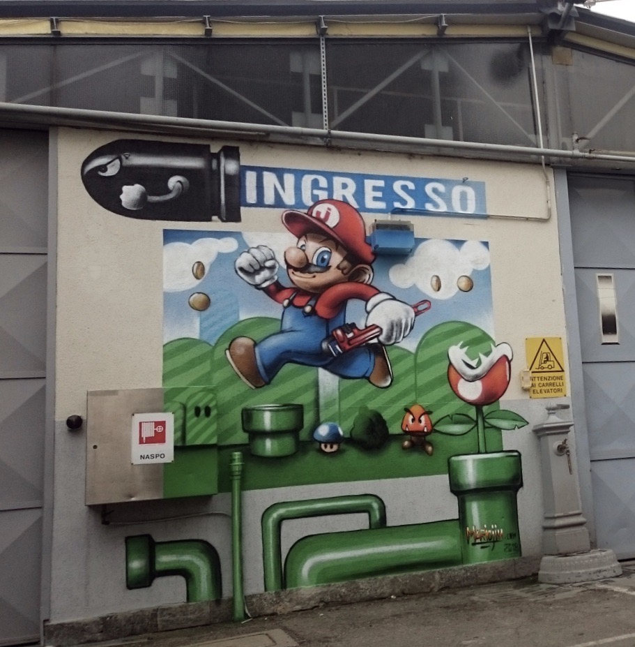 Murales di Super Mario accanto all'ingresso di un negozio