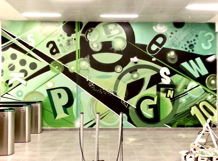 Murales di graffiti wildstyle con lettere e numeri su sfondo verde nella sede di Google Italia a Milano realizzato dall'artista Foskia