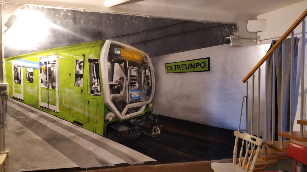 Vagone della metropolitana decorato con graffiti in una stazione