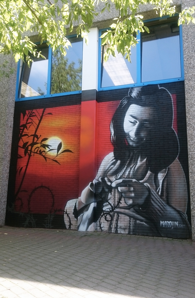 Murales con ritratto femminile in stile orientale realizzato dall'artista Mario Jin
