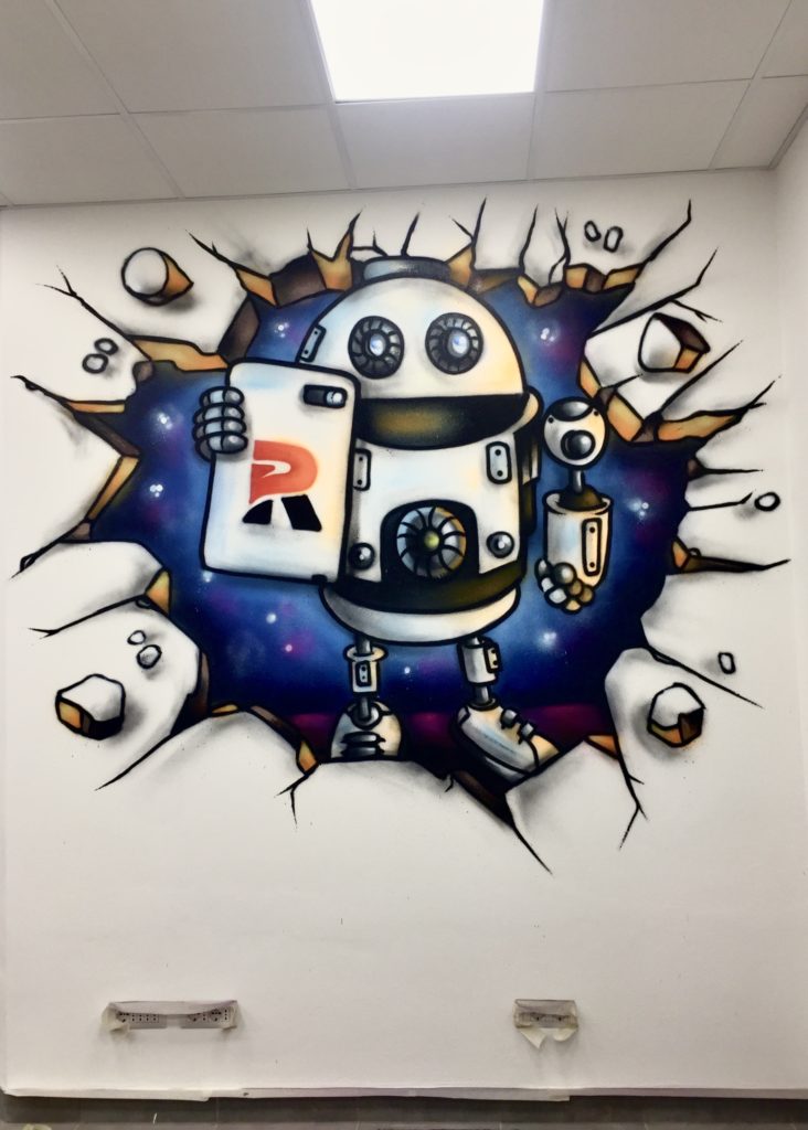 Murales trompe-l'œil con un foro tridimensionale nel muro da cui escono oggetti