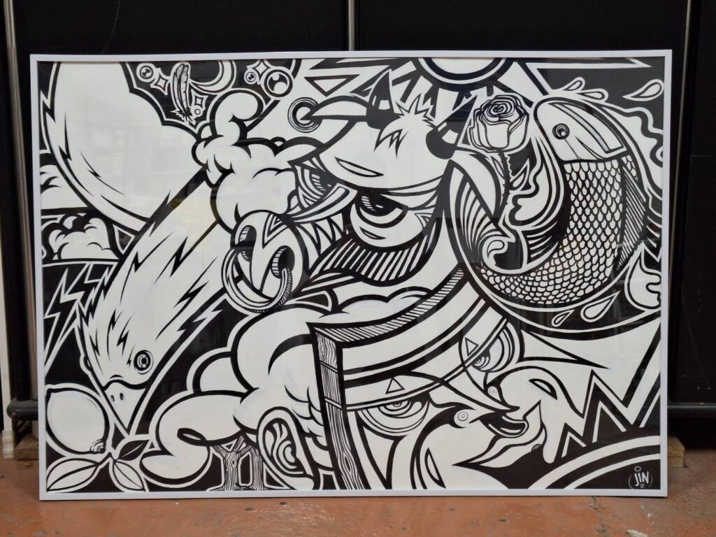 Quadro in bianco e nero con personaggi, pesci e lettere in stile graffiti, realizzato dall'artista Mario Jin