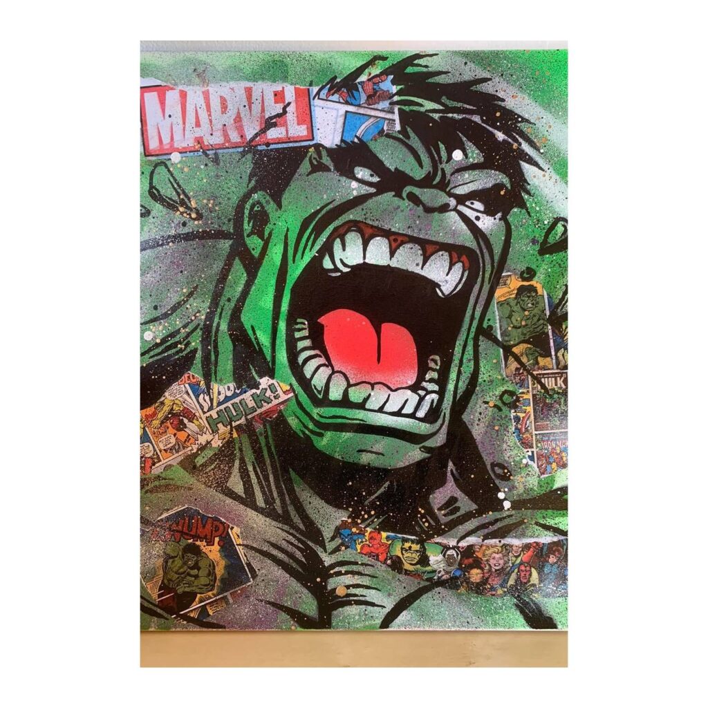 Quadro di Hulk che urla su fondo verde con ritagli di fumetti Marvel incollati, realizzato dall'artista Prosa Bang